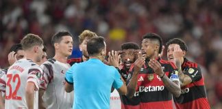 Árbitro tirou o pênalti para o Flamengo na vitória sobre o Estudiantes