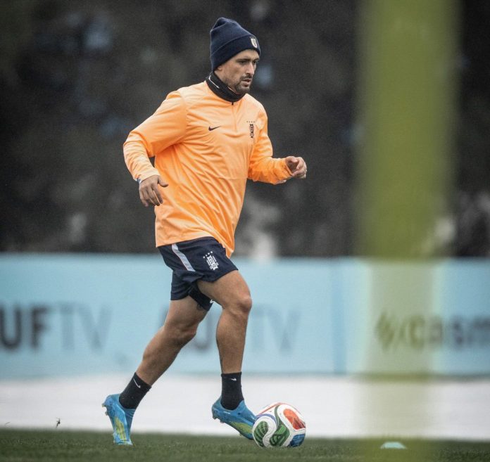 Arrascaeta em treino com bola na Seleção do Uruguai