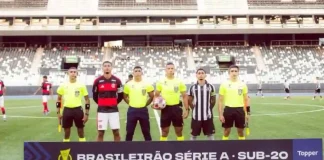 Os capitães de Flamengo e Botafogo com os árbitros antes da bola rolar no Engenhão