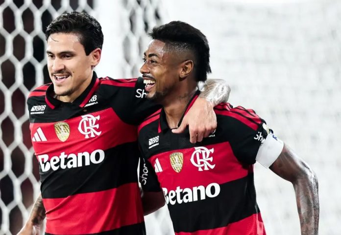 Ao lado de Pedro, Bruno Henrique comemora mais um gol pelo Flamengo na Libertadores - Foto: Gilvan de Souza / Flamengo