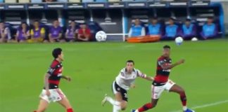 Bruno Henrique é claramente puxado dentro da área