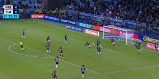Carrascal recebe cruzamento de Emerson Royal e marca o gol da vitória do Flamengo sobre o Grêmio em Porto Alegre