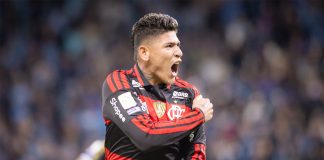 Carrascal marca e comemora o gol da vitória do Flamengo sobre o Grêmio em Porto Alegre