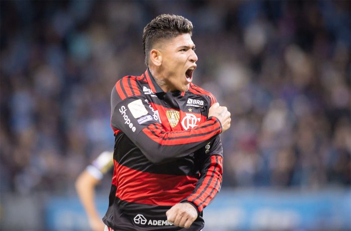 Carrascal marca e comemora o gol da vitória do Flamengo sobre o Grêmio em Porto Alegre