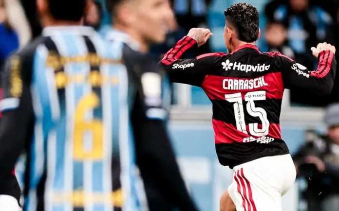 Carrascal marca e comemora o gol da vitória do Flamengo sobre o Grêmio em Porto Alegre - Foto: Gilvan de Souza / Flamengo