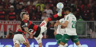 Carrascal foi expulso em pé alto na jogada com zagueiro Murilo - Foto: Wagner Meier / Getty Images