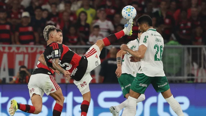 Carrascal foi expulso em pé alto na jogada com zagueiro Murilo - Foto: Wagner Meier / Getty Images