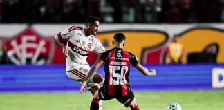 Danilo em campo na derrota do Flamengo para o Vitória