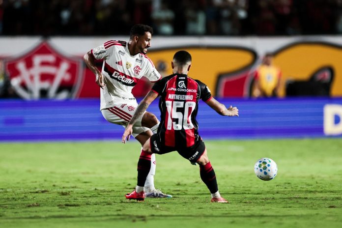 Danilo-Vitoria-2-0-Flamengo-140526 Danilo em campo na derrota do Flamengo para o Vitória