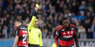 Evertton Araújo recebeu o terceiro cartão amarelo contra o Grêmio - Foto: Maxi Franzoi / AGIF