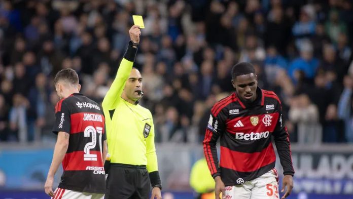 Evertton Araújo recebeu o terceiro cartão amarelo contra o Grêmio - Foto: Maxi Franzoi / AGIF