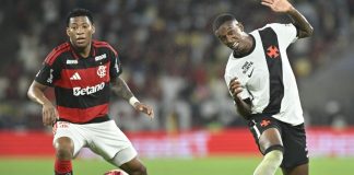 Gonzalo Plata em campo pelo Flamengo contra o Vasco
