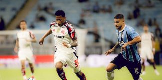 Gonzalo Plata em campo pelo Flamengo contra o Grêmio em Porto Alegre