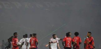 Jogadores de Flamengo e Independiente Medellín em campo durante partida paralisada da Libertadores - Foto: Jaime Saldarriaga / AFP