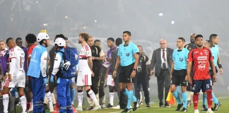 Jogadores deixam o gramado após tumulto provocado pela torcida organizada do Independiente Medellín