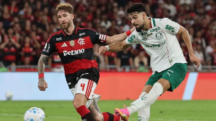 Léo Pereira em campo na derrota do Flamengo para o Palmeiras - Foto: Wagner Meier / Getty Images