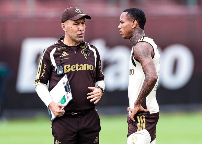 Leonardo Jardim e Wallace Yan em treino do Flamengo no Ninho do Urubu