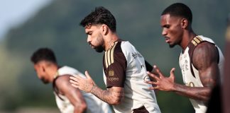 Danilo, Lucas Paquetá e Evertton Araújo em treino do Flamengo no Ninho do Urubu
