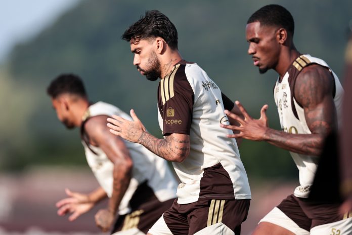 Danilo, Lucas Paquetá e Evertton Araújo em treino do Flamengo no Ninho do Urubu