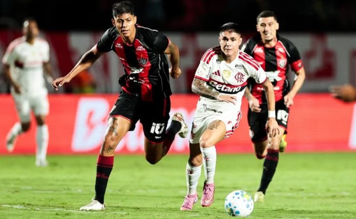 Luiz Araújo em campo na derrota do Flamengo para o Vitória