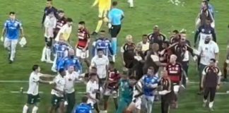 Luiz Araújo provoca palmeirense mostrando a tatuagem do TETRA da Libertadores do Flamengo