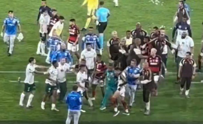 Luiz Araújo provoca palmeirense mostrando a tatuagem do TETRA da Libertadores do Flamengo
