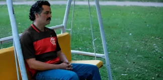 Meme de Wagner Moura como Pablo Escobar na série ‘Narcos’ com blusa do flamengo