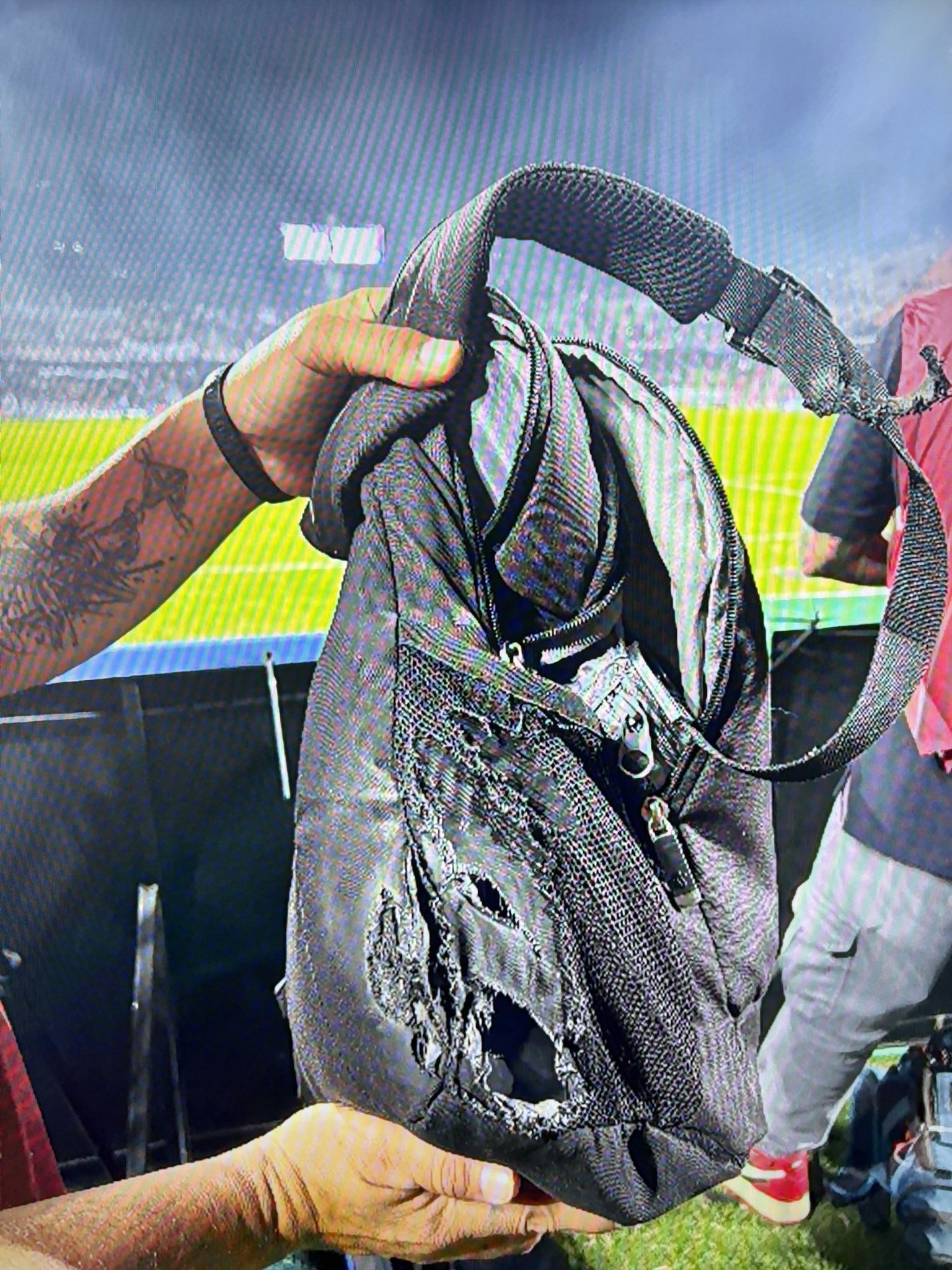 Mochila do cinegrafista da ESPN queimada em Medellín