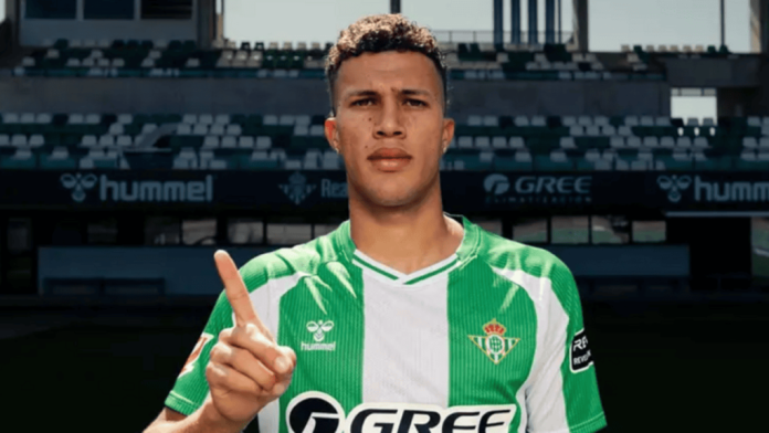 Nelson Deossa, meio-campista central no Real Betis, da Espanha.