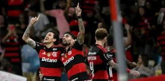 Pedro e Lucas Paquetá comemoram o gol do Flamengo na vitória sobre o Estudiantes - Foto: Mauro Pimentel / AFP