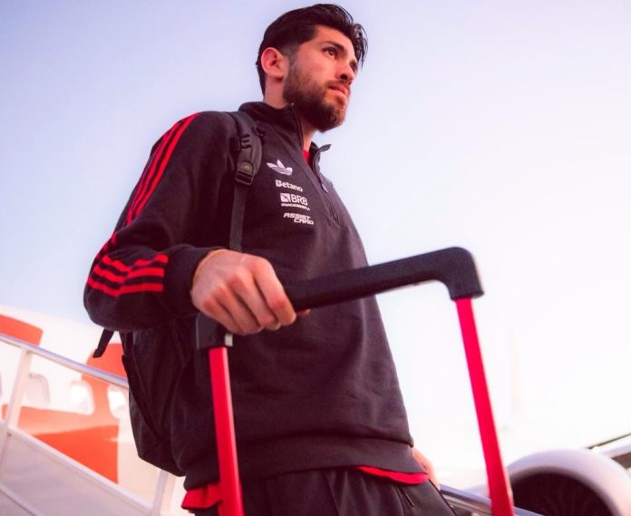 Goleiro Rossi, em desembarque do Flamengo