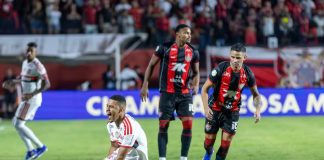 Samuel Lino em campo na derrota do Flamengo para o Vitória