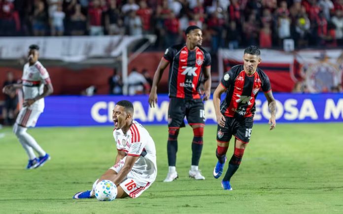 Samuel Lino em campo na derrota do Flamengo para o Vitória