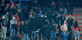 Torcedores encapuzados protestam nas arquibancadas do estádio Atanásio Girardot durante Independiente Medellín x Flamengo - Foto: Daniel Gallo / Vizzor Image / Getty Images