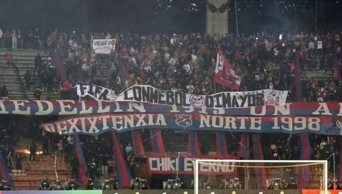 Torcida organizada do Independiente Medellín causou tumulto e acabou com o jogo