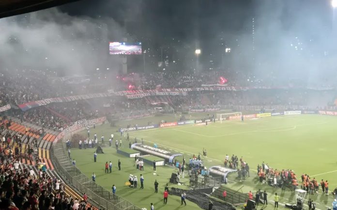 Torcida organizada do Independiente Medellín causou tumulto e acabou com o jogo