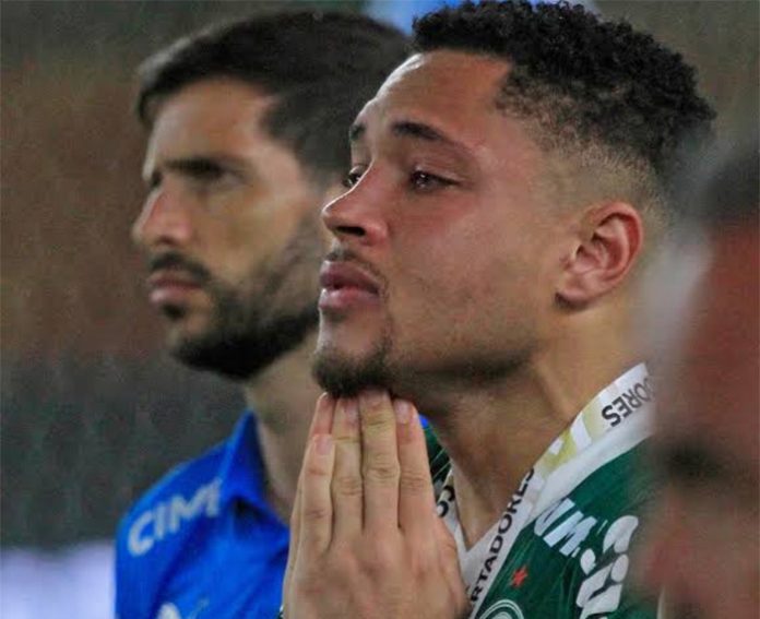Vitor Roque chorando, vendo o Flamengo levantar o TETRA da Libertadores em 2025