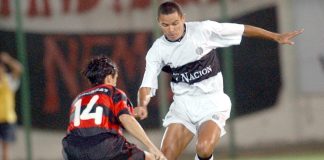O volante Carlinhos, em campo pelo Flamengo na vitória sobre o Olimpia por 2x0 na Mercosul de 2001