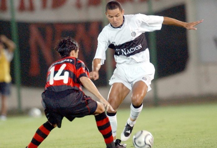 O volante Carlinhos, em campo pelo Flamengo na vitória sobre o Olimpia por 2x0 na Mercosul de 2001