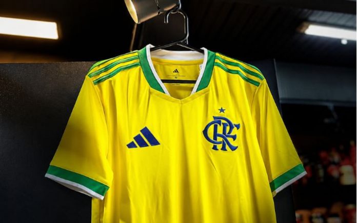 Flamengo e Adidas lançam camisa em homenagem ao Brasil. Reprodução / Instagram @paparazzorubronegro
