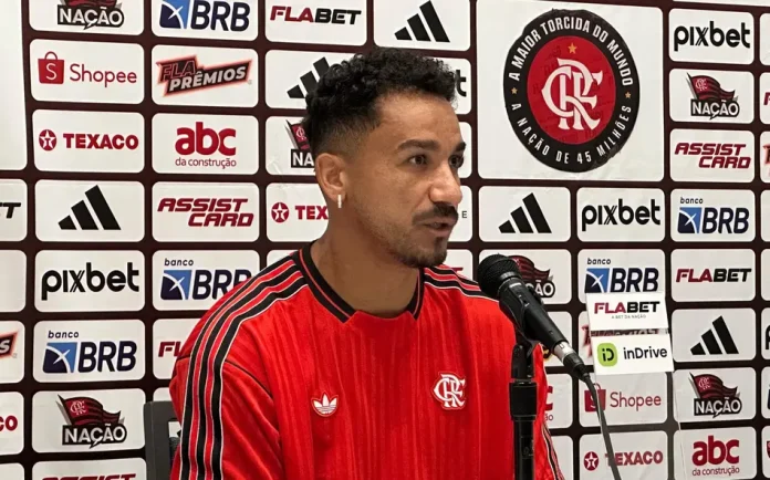 Danilo dando entrevista pelo Flamengo