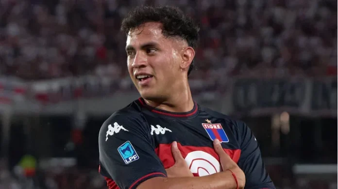 David Romero atacante argentino do Atlético Tigre.