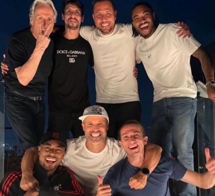 Jorge Jesus se encontra com jogadores do Flamengo de 2019