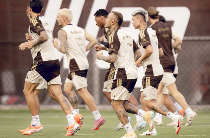Jogadores treinando no Nnho do Urubu. Foto: Gilvan de Souza / Flamengo