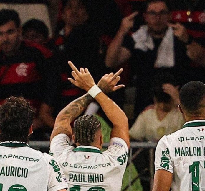 Paulinho comemora gol com provocação à torcida do Flamengo