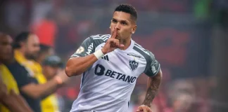 Paulinho, jogador do Palmeiras, provoca a torcida do Flamengo no jogo de sábado (23), após fazer gol já no fim de jogo