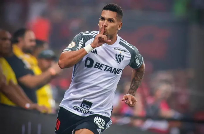 Paulinho, jogador do Palmeiras, provoca a torcida do Flamengo no jogo de sábado (23), após fazer gol já no fim de jogo