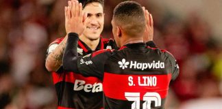 Pedro e Samuel Lino comemoram no Maracanã após comandarem a vitória do Flamengo sobre o Coritiba. Foto: Flamengo