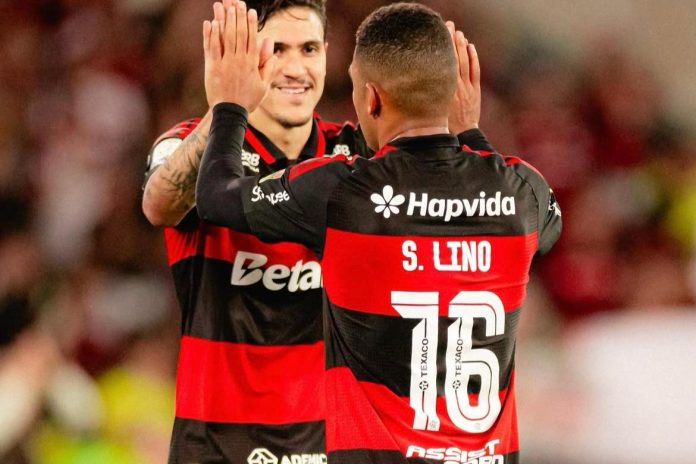 Pedro e Samuel Lino comemoram no Maracanã após comandarem a vitória do Flamengo sobre o Coritiba. Foto: Flamengo
