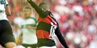 Samuel Lino marca dois gols no Maracanã, contra o Coritiba. Foto: Flamengo